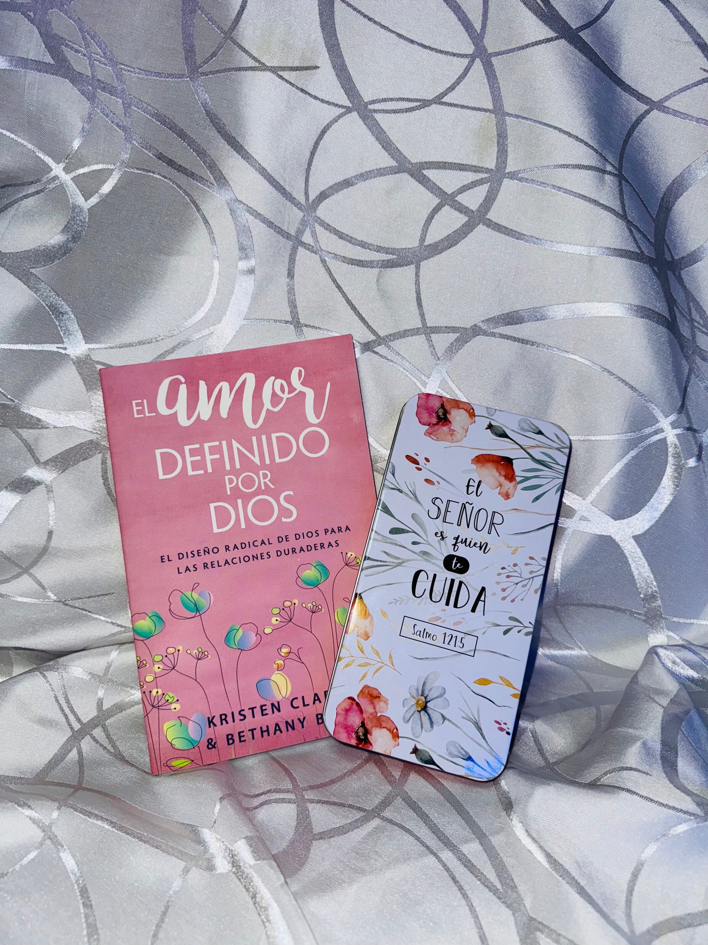 BUNDLE: Libro y Set de llavero, bolígrafo y tarjeta con mensaje bíblico